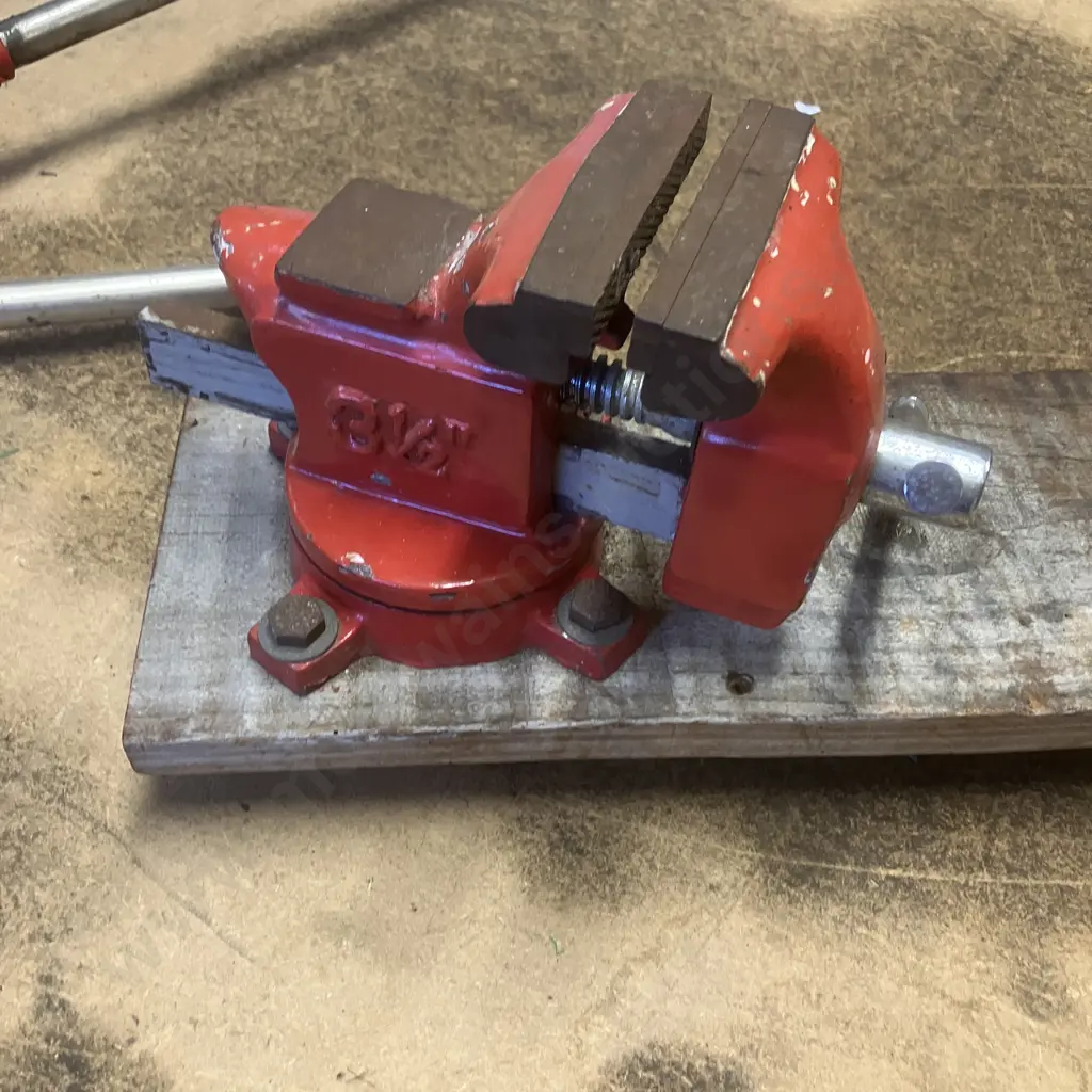 Ryobi 6" Bench Grinder & 3 1/2" Workshop Vice, Mounted On Board Image 1++