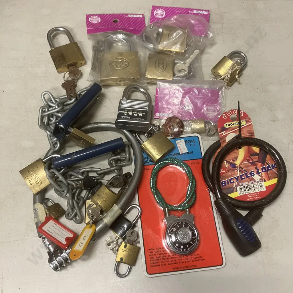 Box Of Assorted Locks With Keys & Locks Image 1++