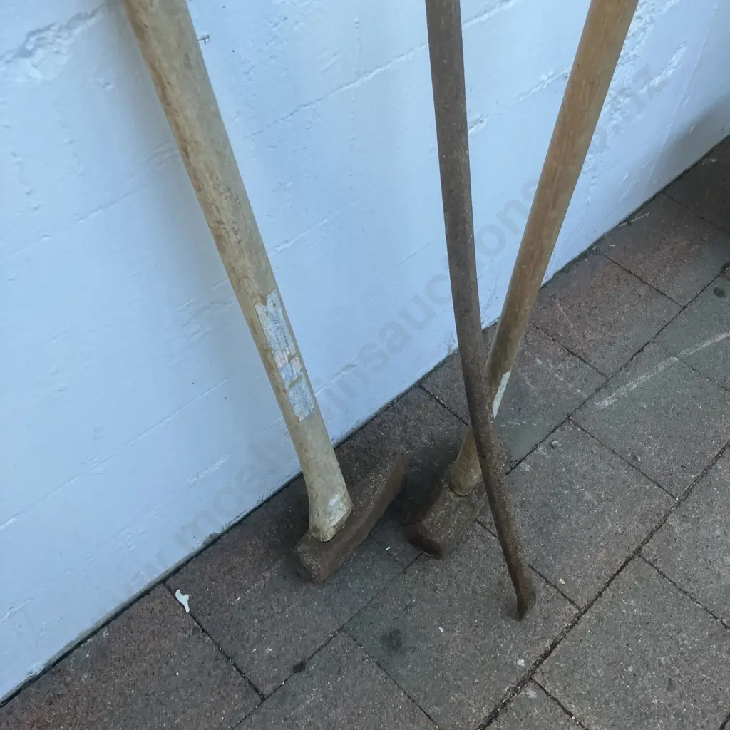 Splitting Maul, Sledge Hammer & Crowbar Image 1++
