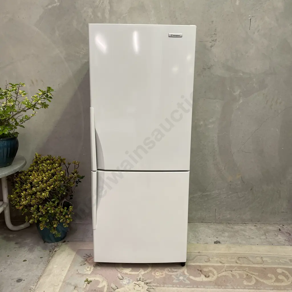 Westinghouse Fridge/Freezer. Model WBM3700WB-R Image 1++