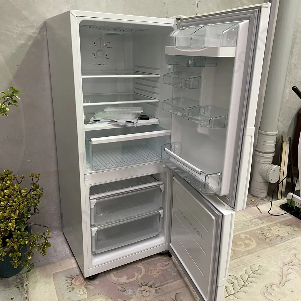 Westinghouse Fridge/Freezer. Model WBM3700WB-R Image 1++