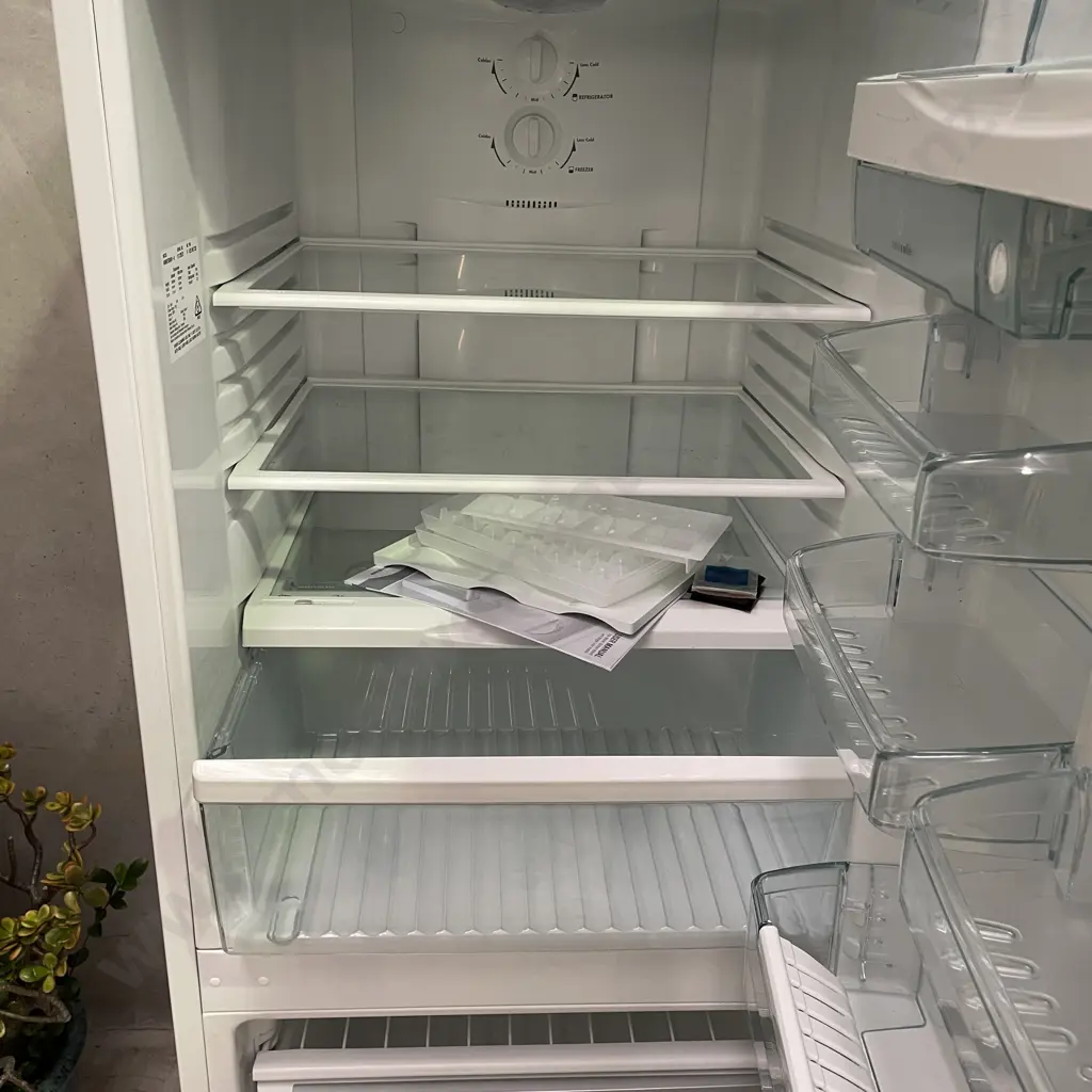 Westinghouse Fridge/Freezer. Model WBM3700WB-R Image 1++