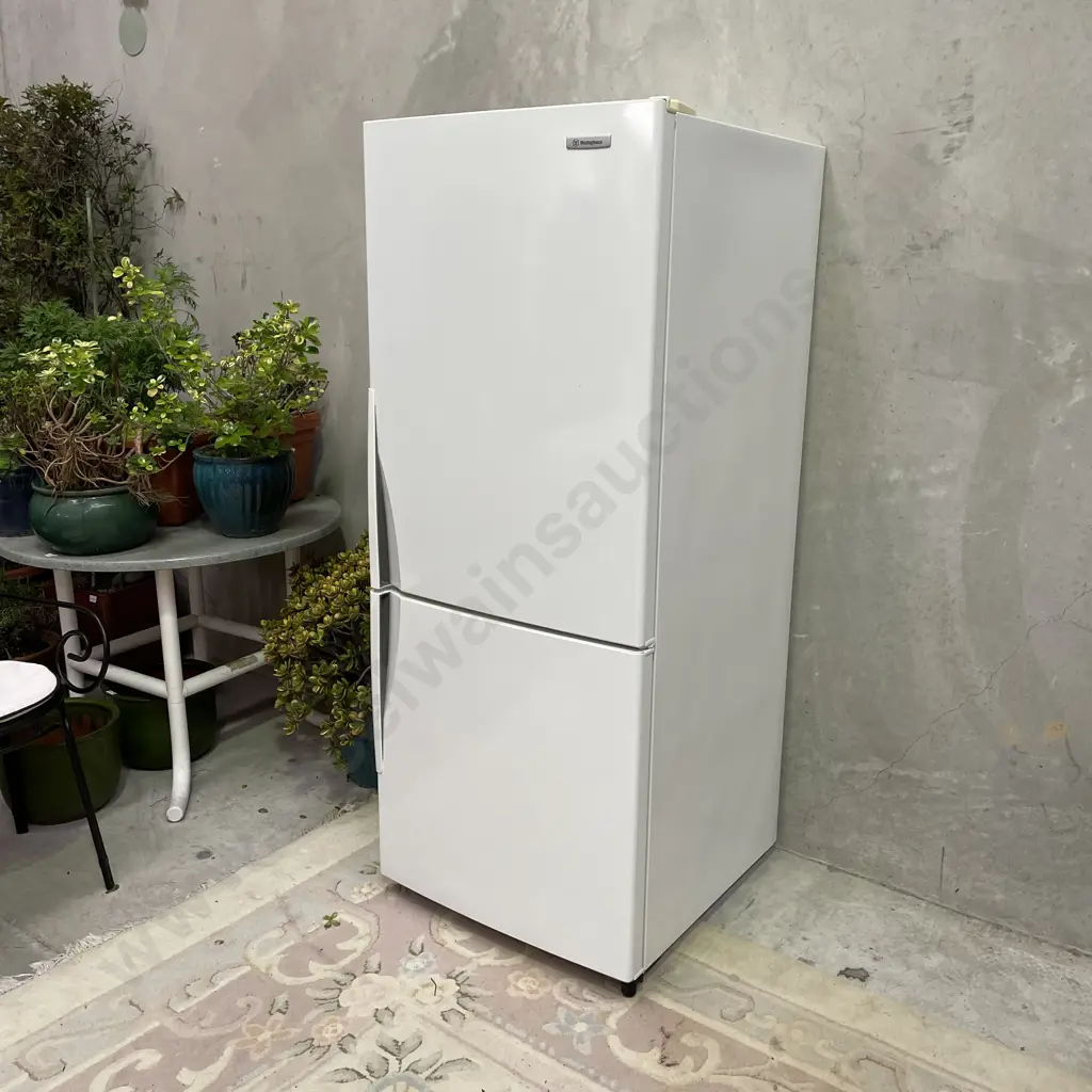 Westinghouse Fridge/Freezer. Model WBM3700WB-R Image 1++