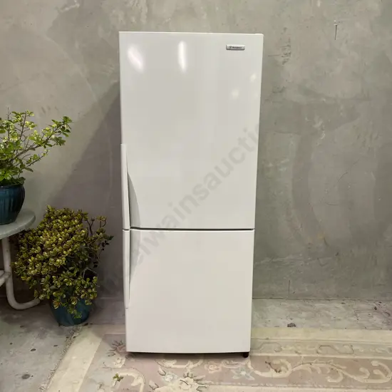 Westinghouse Fridge/Freezer. Model WBM3700WB-R