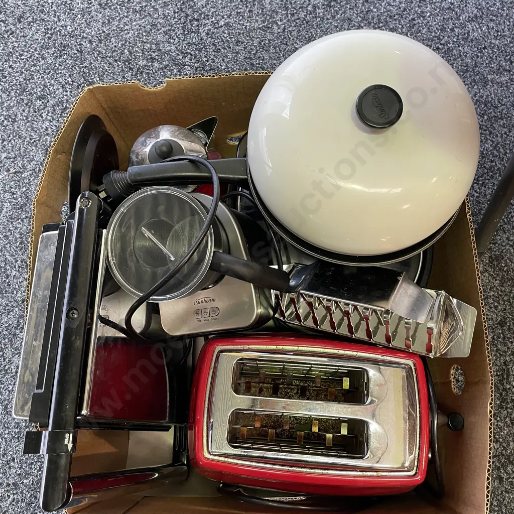 Box of Assorted Kitchen Appliances incl Electric Frypan, Crockpot, Toaster, Jug etc Image 1++