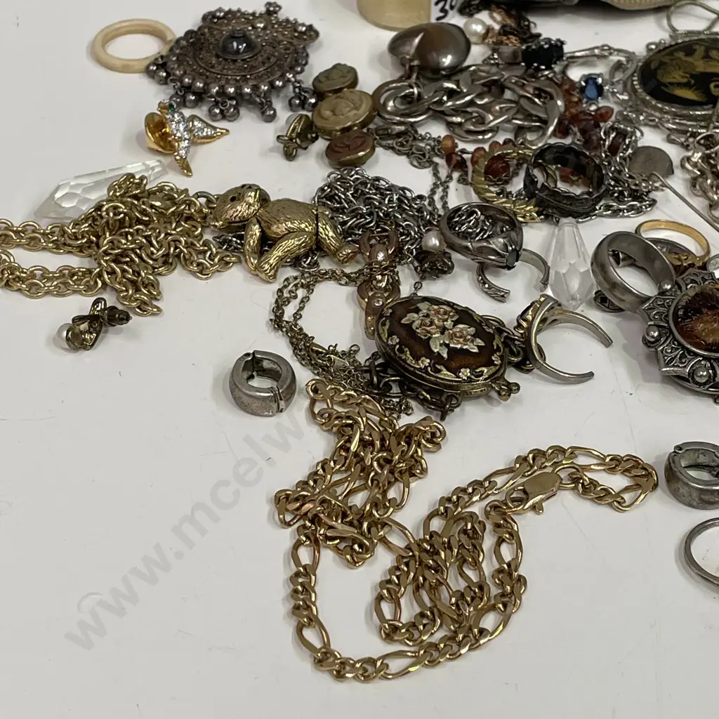 Large Assortment of Vintage Jewellery Image 1++