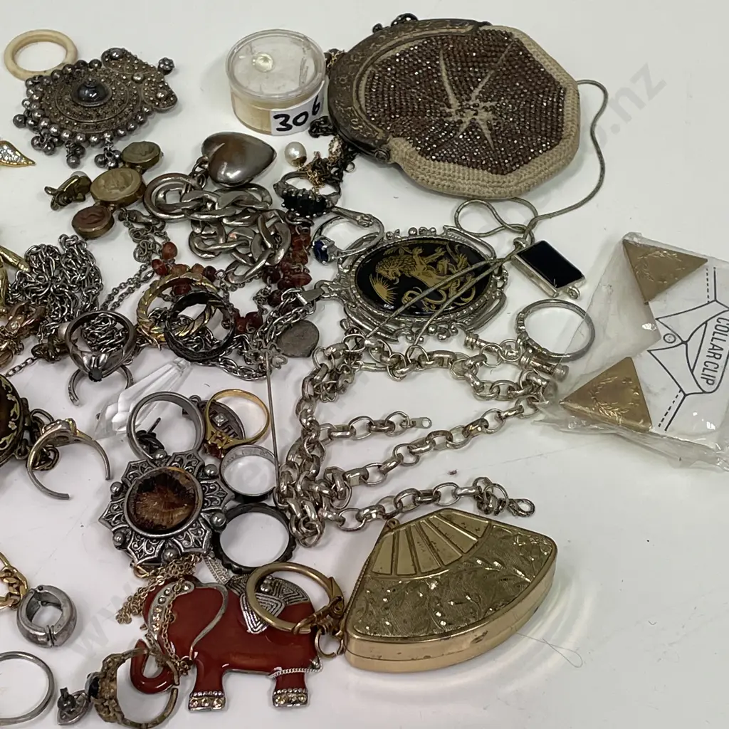 Large Assortment of Vintage Jewellery Image 1++