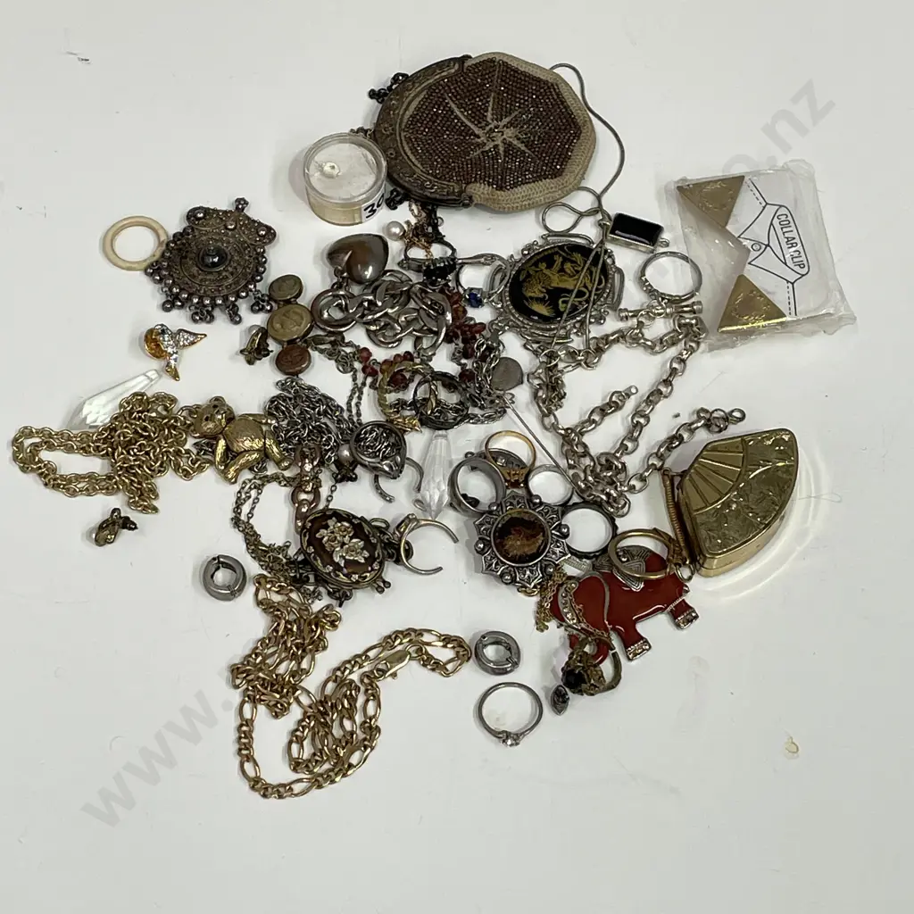 Large Assortment of Vintage Jewellery Image 1++