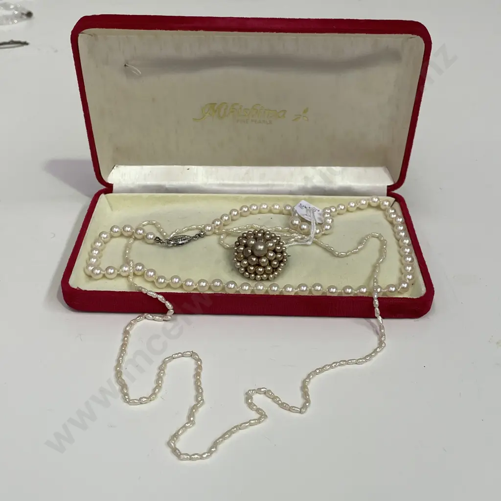 Two Pearl necklaces and brooch, with box Image 1++