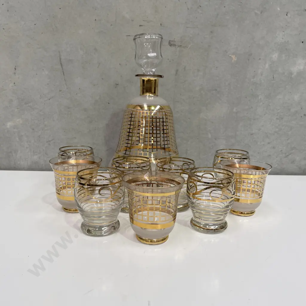 Vintage Art Deco Decanter with assorted glasses. Gilded decoration. Image 1++