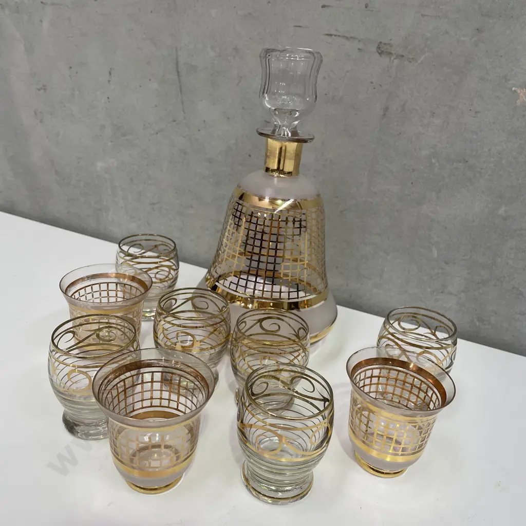 Vintage Art Deco Decanter with assorted glasses. Gilded decoration. Image 1++