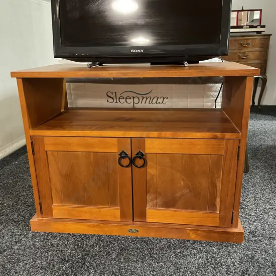 Kiwifurn Solid Wood 2 Door Entertainment Unit. H60 D40 W78cm