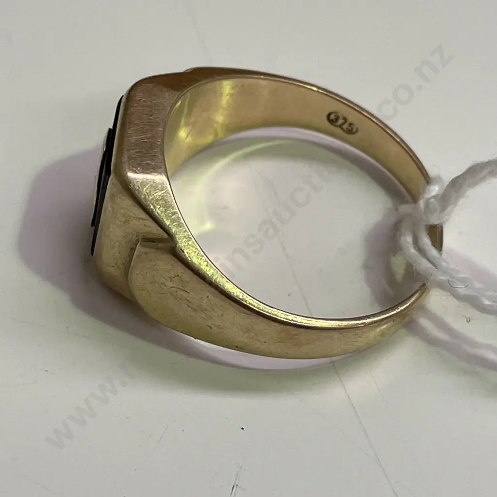 9ct Gold Mans Ring with Onyx/Diamond setting. Stamped 375 Image 1++