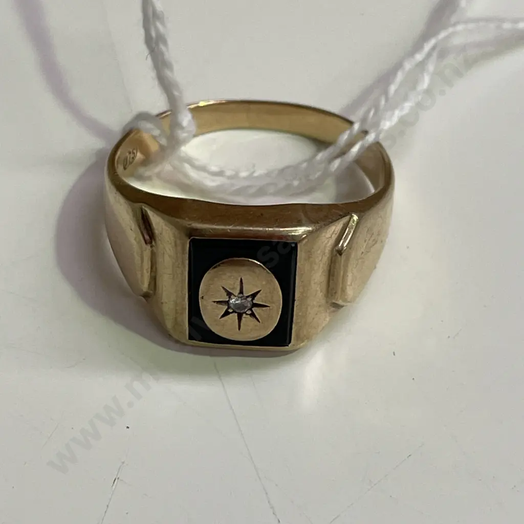 9ct Gold Mans Ring with Onyx/Diamond setting. Stamped 375 Image 1++
