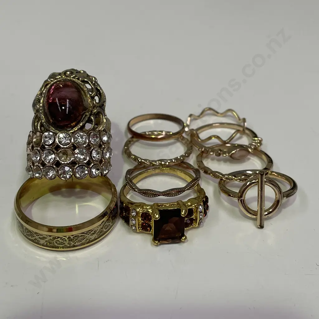 Assorted Jewellery Items Image 1++