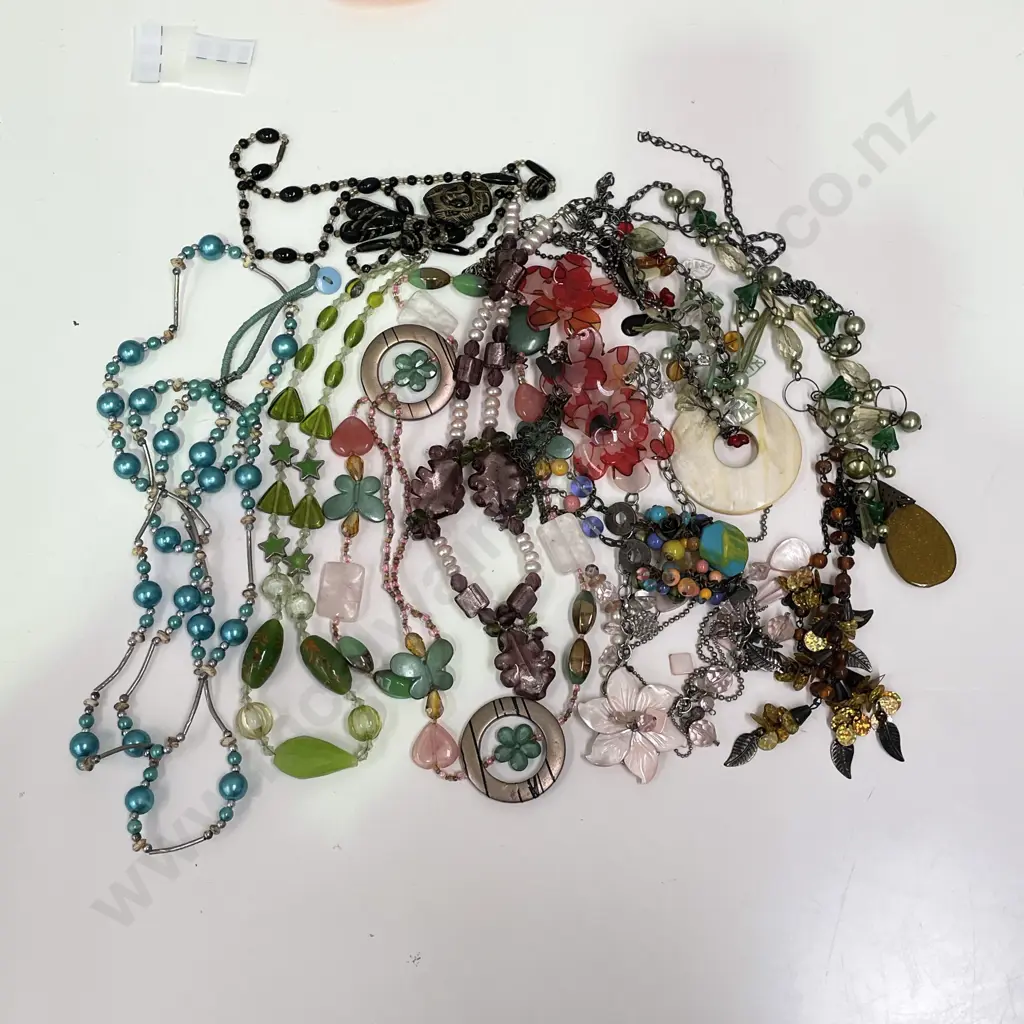 Assortment of Vintage Jewellery Image 1++