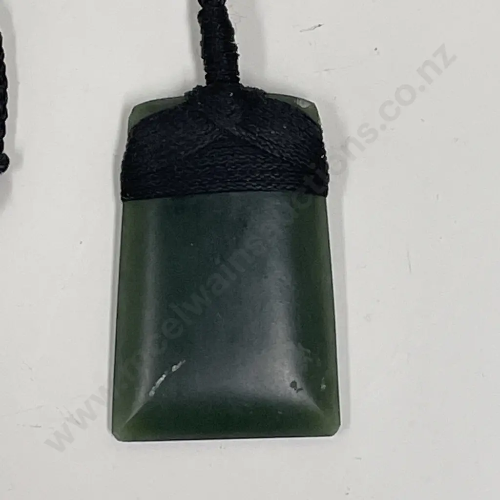 Greenstone Pounamu 4.75 x 3cm, with rope necklace and mount Image 1++