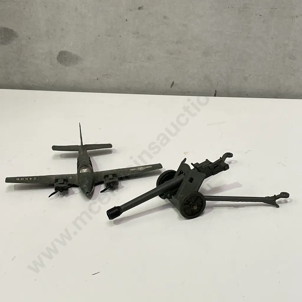 Dinky Diecast Model Beechcraft Plane with BW204 Anti Tank Gun Image 1++
