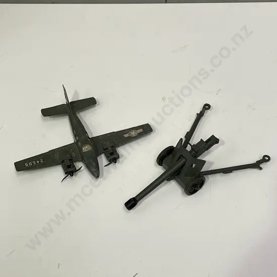 Dinky Diecast Model Beechcraft Plane with BW204 Anti Tank Gun
