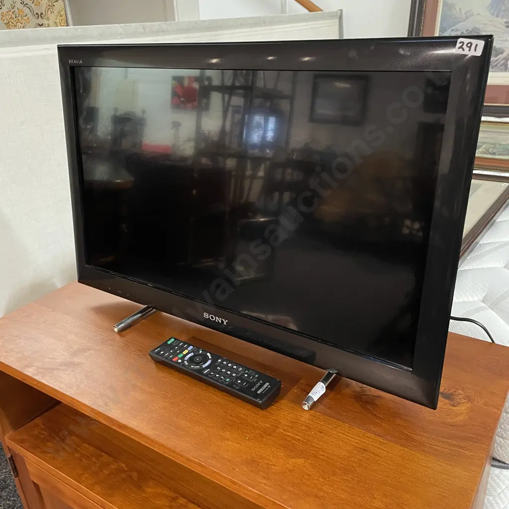 Sony LCD Model TV KDL-26EX550 on Stand with Remote Image 1++