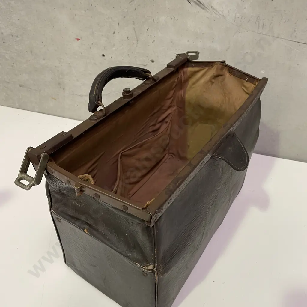 Vintage Leather/Hide Doctors Bag Image 1++