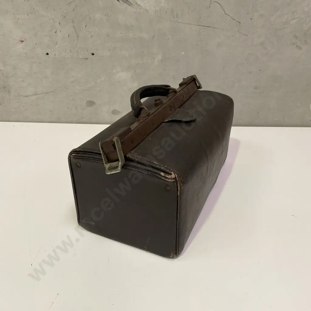 Vintage Leather/Hide Doctors Bag Image 1++