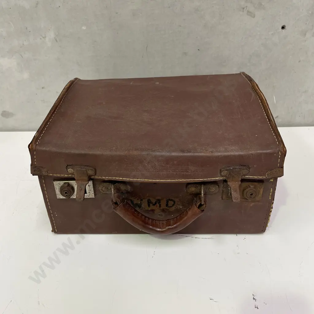 Vintage Leather Case with Lawn bowl Set Image 1++