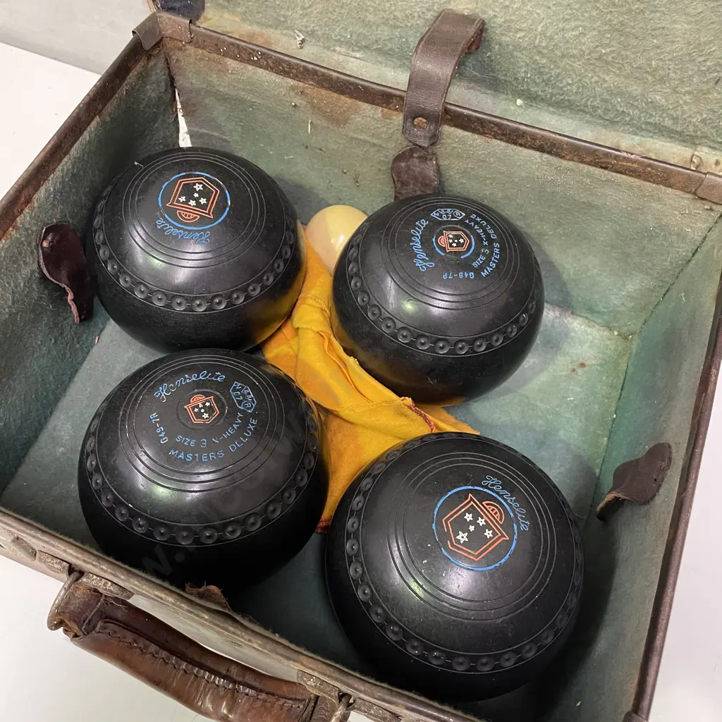 Vintage Leather Case with Lawn bowl Set Image 1++