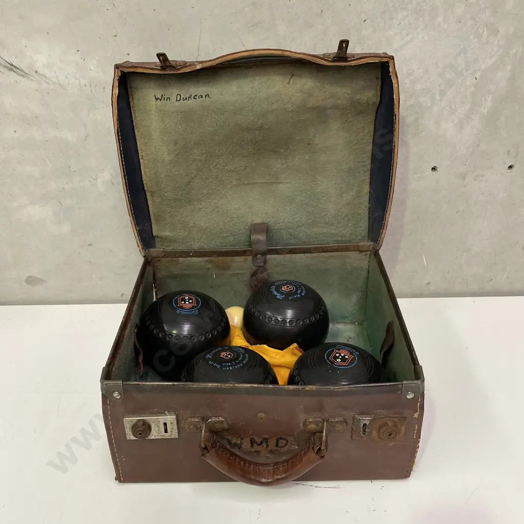 Vintage Leather Case with Lawn bowl Set Image 1++