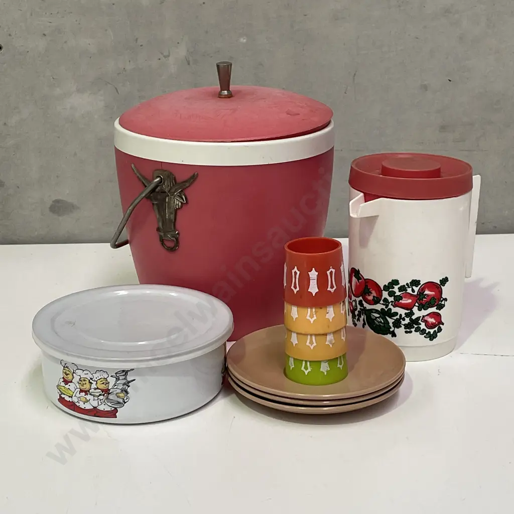 Assorted Vintage Retro Plastic Ware Image 1++
