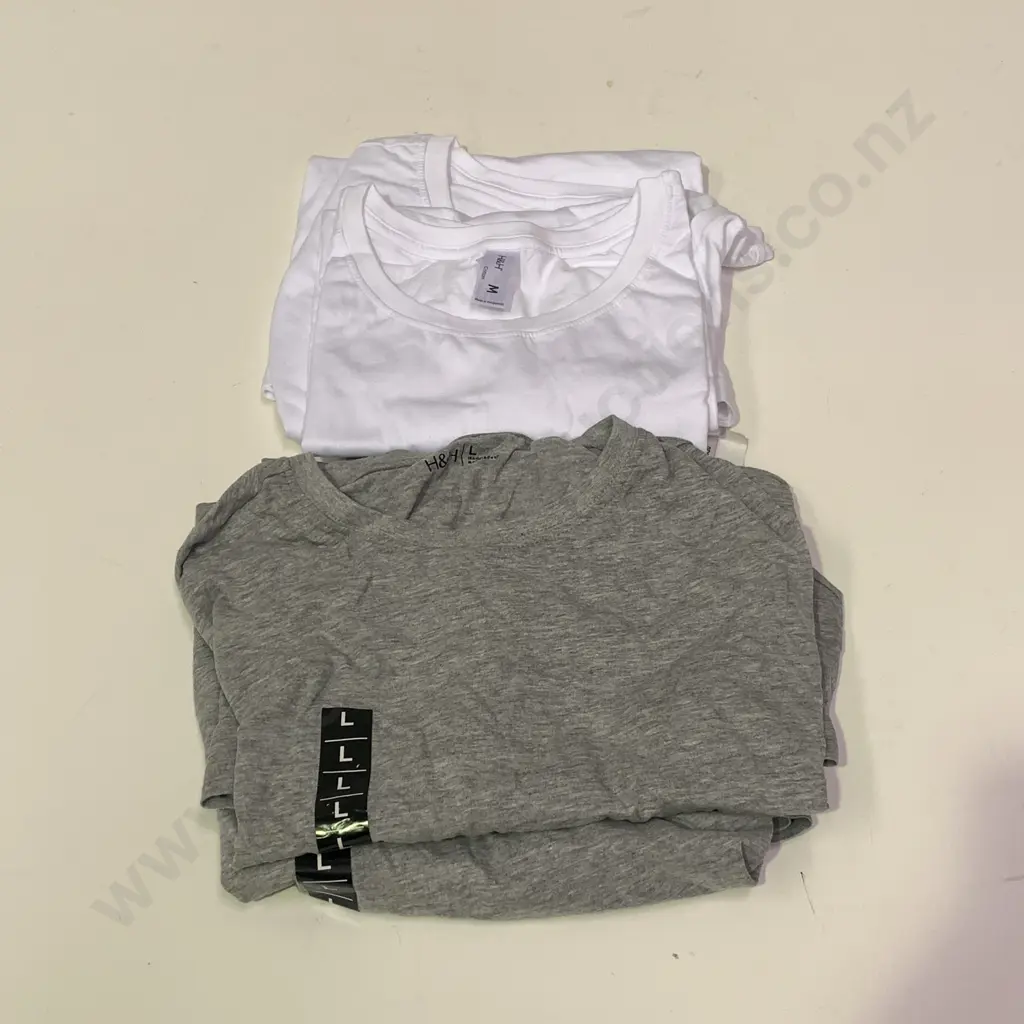 new clothes - Pair of Large Cotton T-Shirts Grey and White T-Shirts Med Image 1++