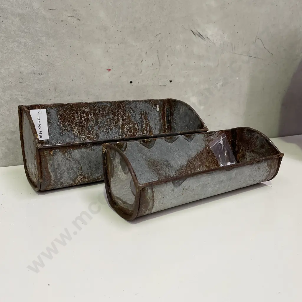 Set Of 2 Rustic Wall Hanging Planter, Oxidised tin. Item Number 5610 Image 1++