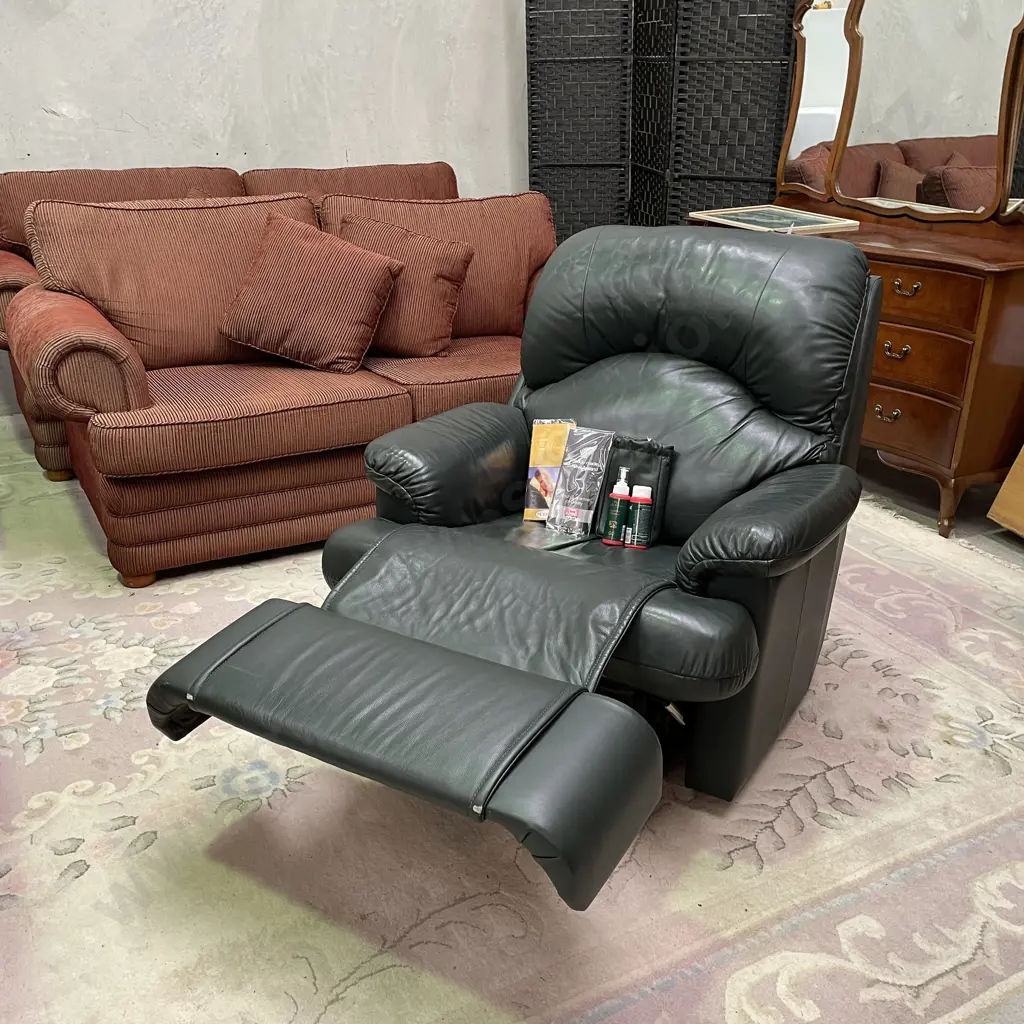 Danske Mobler Morgan Recliner, Forrest Green Leather. Comes with removable "Big Softie Raiser" Base Image 1++