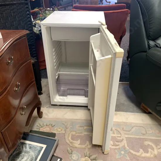 Small Office/Bar Fridge Model HMTR15Q