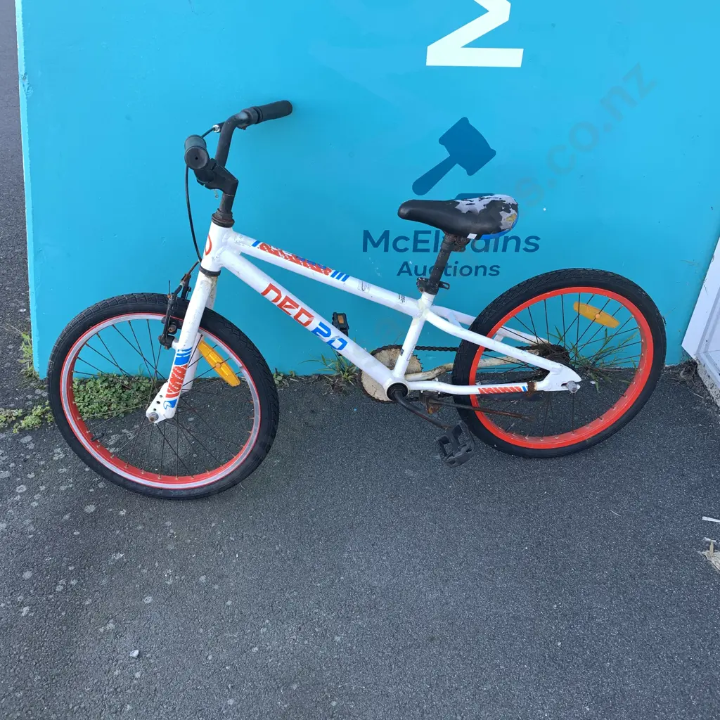 Neo 20 Childs Bike. White Image 1++