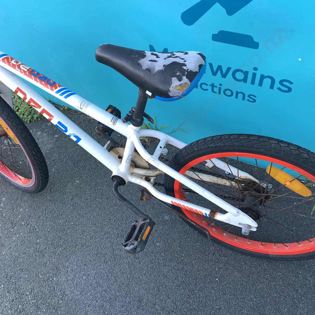 Neo 20 Childs Bike. White Image 1++
