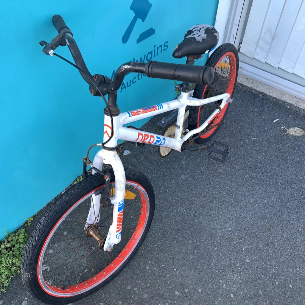 Neo 20 Childs Bike. White Image 1++