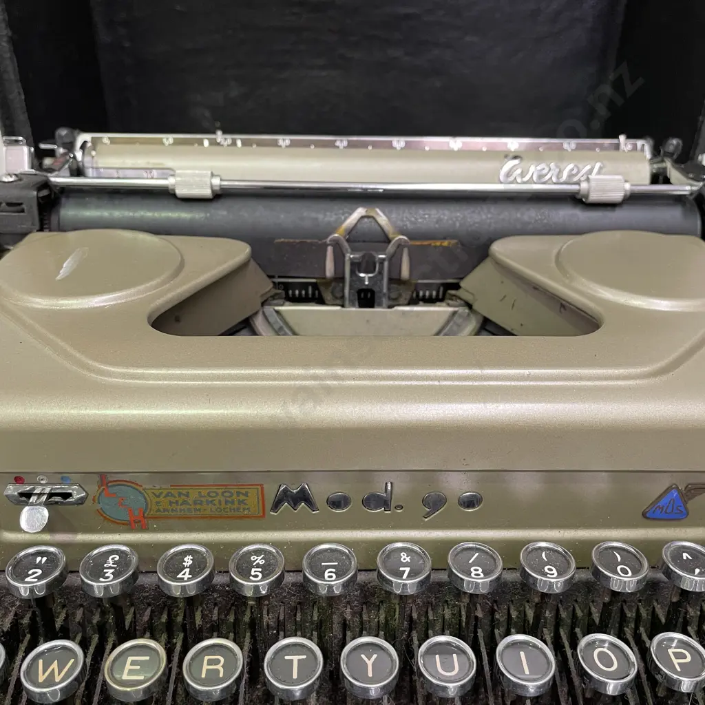 Vintage Old Antique Italian Everest Mod 90 Portable Typewriter Image 1++