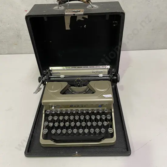 Vintage Old Antique Italian Everest Mod 90 Portable Typewriter