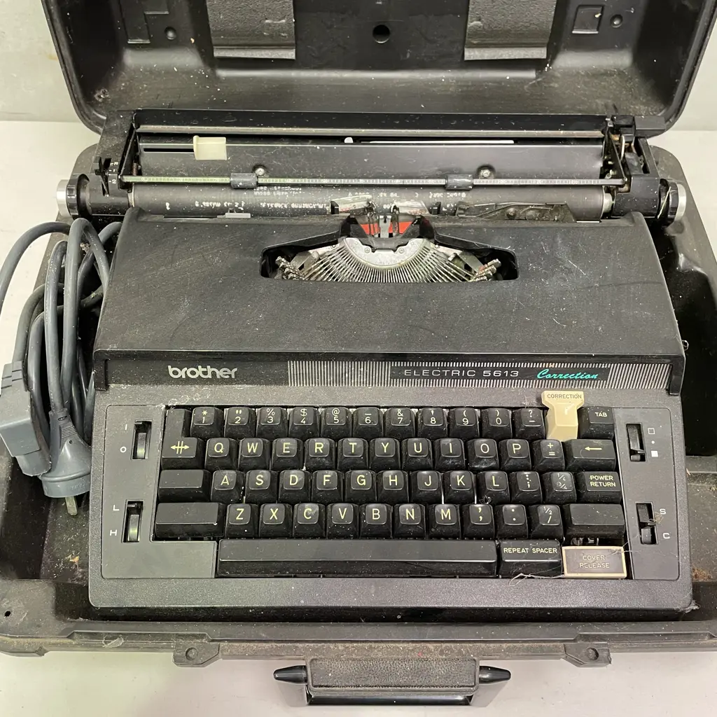 Vintage Brother Electric-5613 Correction Typewriter in Hard Cover Case Image 1++
