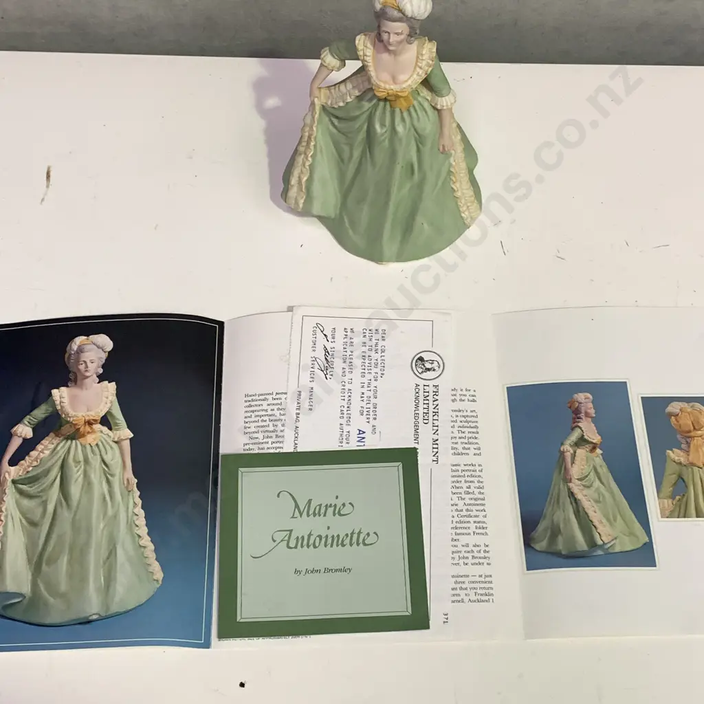 Franklin Mint Limited Edition Figurine of Marie Antoinette. 1982. H21.5cm Image 1++