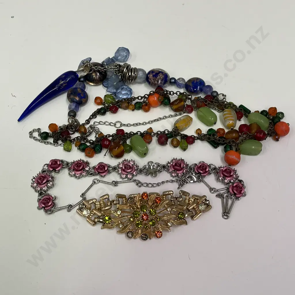 Assortment vintage jewellery including glass beaded items Image 1++