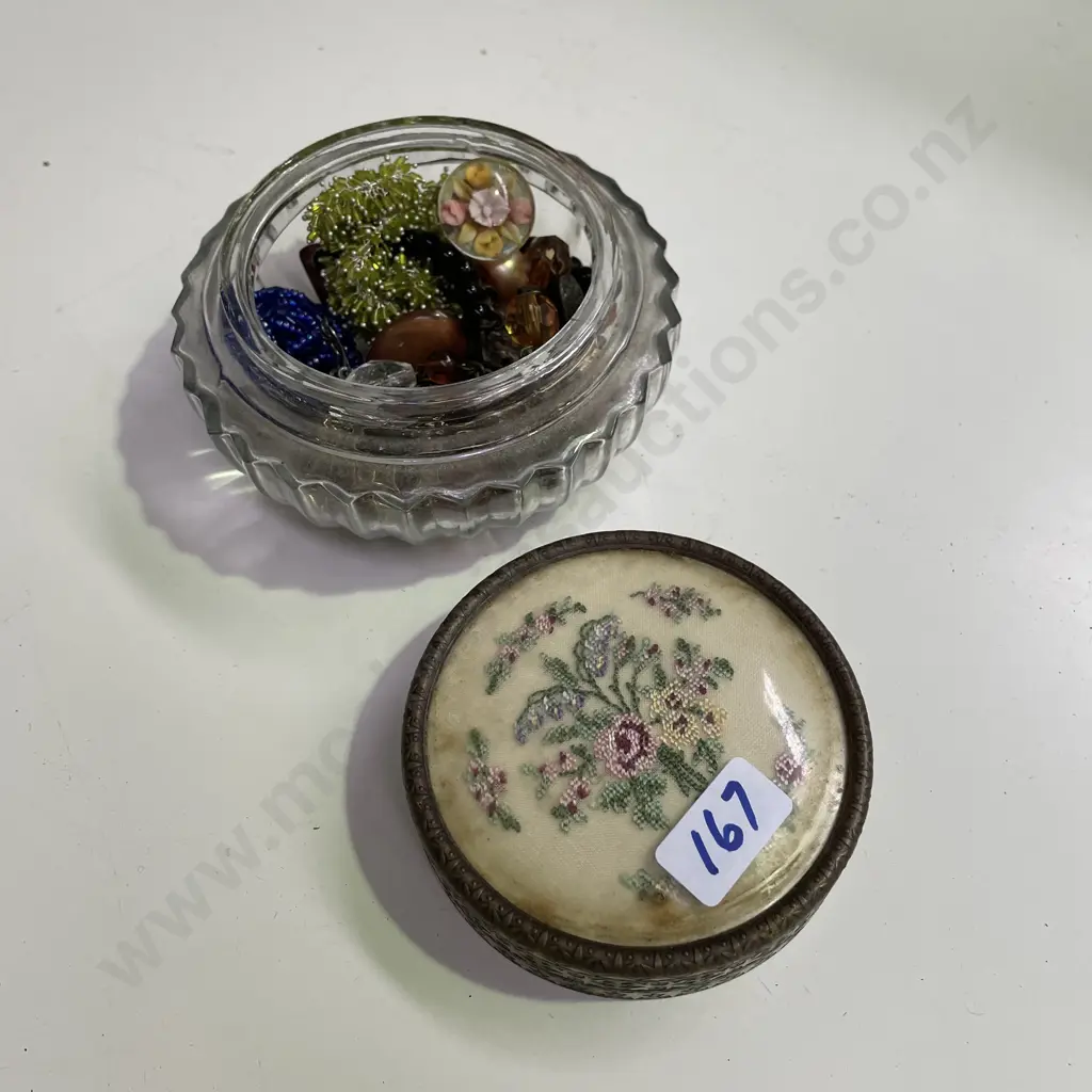 Vintage English Jewellery Trinket Box with assorted jewellery Image 1++