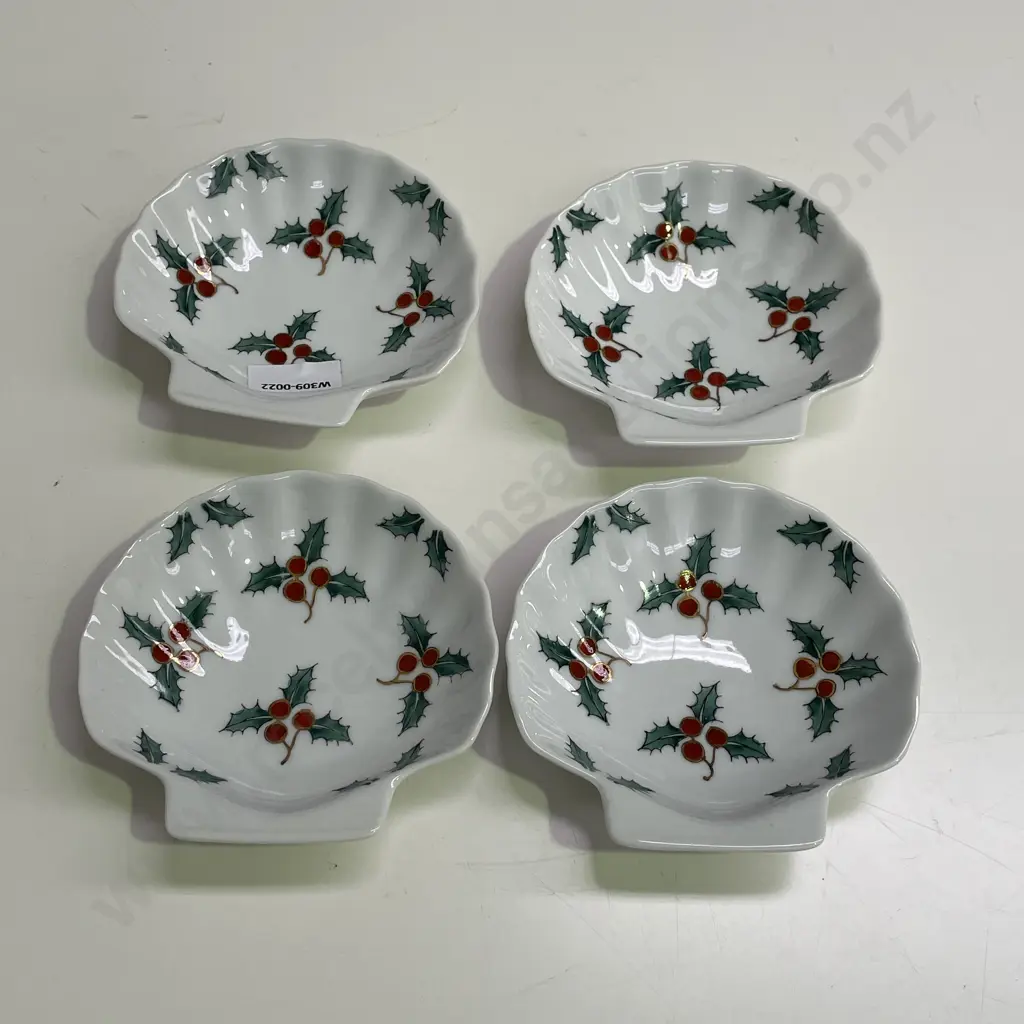Four Chinese Scallop Shaped bowls with Christmas Holly decoration Image 1++
