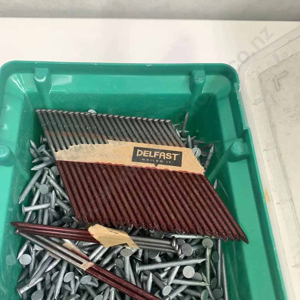 Container of 5kg Galvanised Fibre Cement Nails 40 x 2.80mm Image 1++