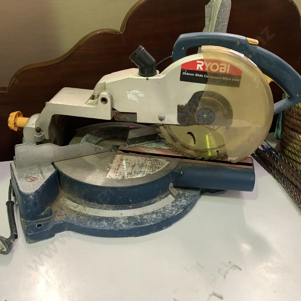 Ryobi 254mm Slide Compound Mitre Saw. Model CSS1000 Image 1++