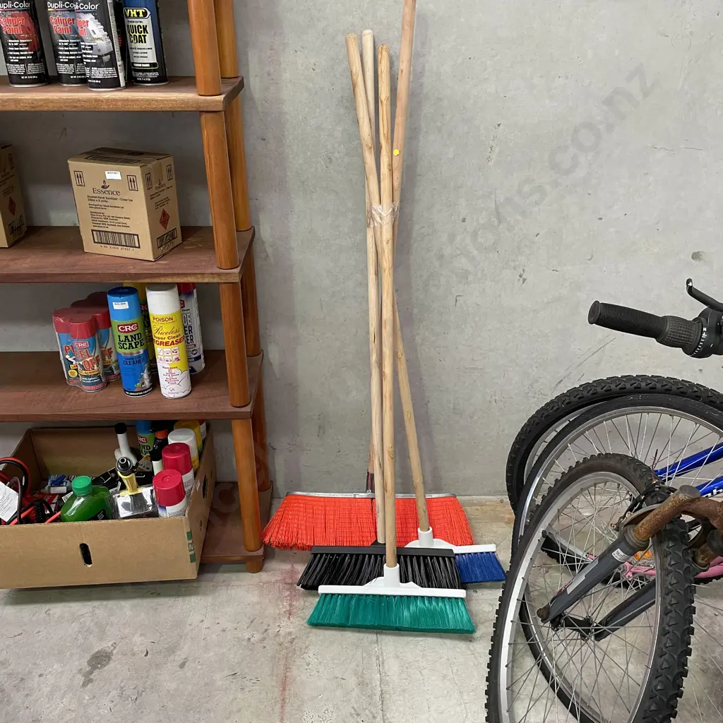 Four Brooms, as new. Incl. Commercial grade Image 1++