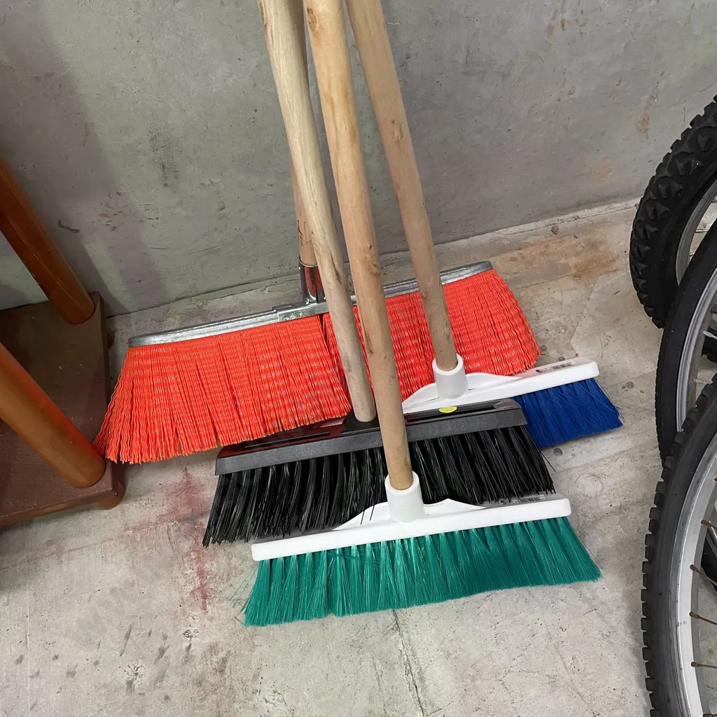 Four Brooms, as new. Incl. Commercial grade Image 1++