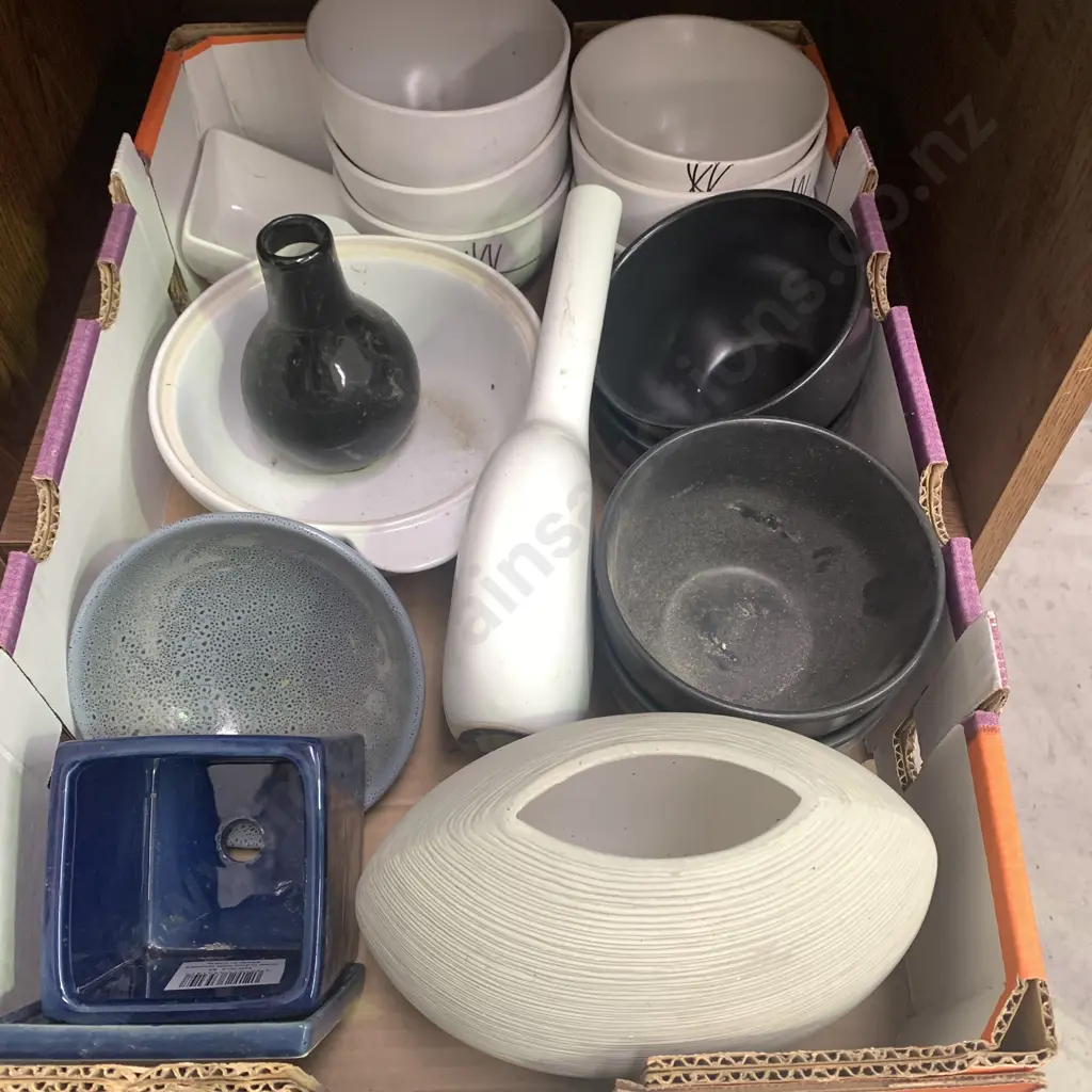 Box of Assorted Ceramic Bowls etc Image 1++