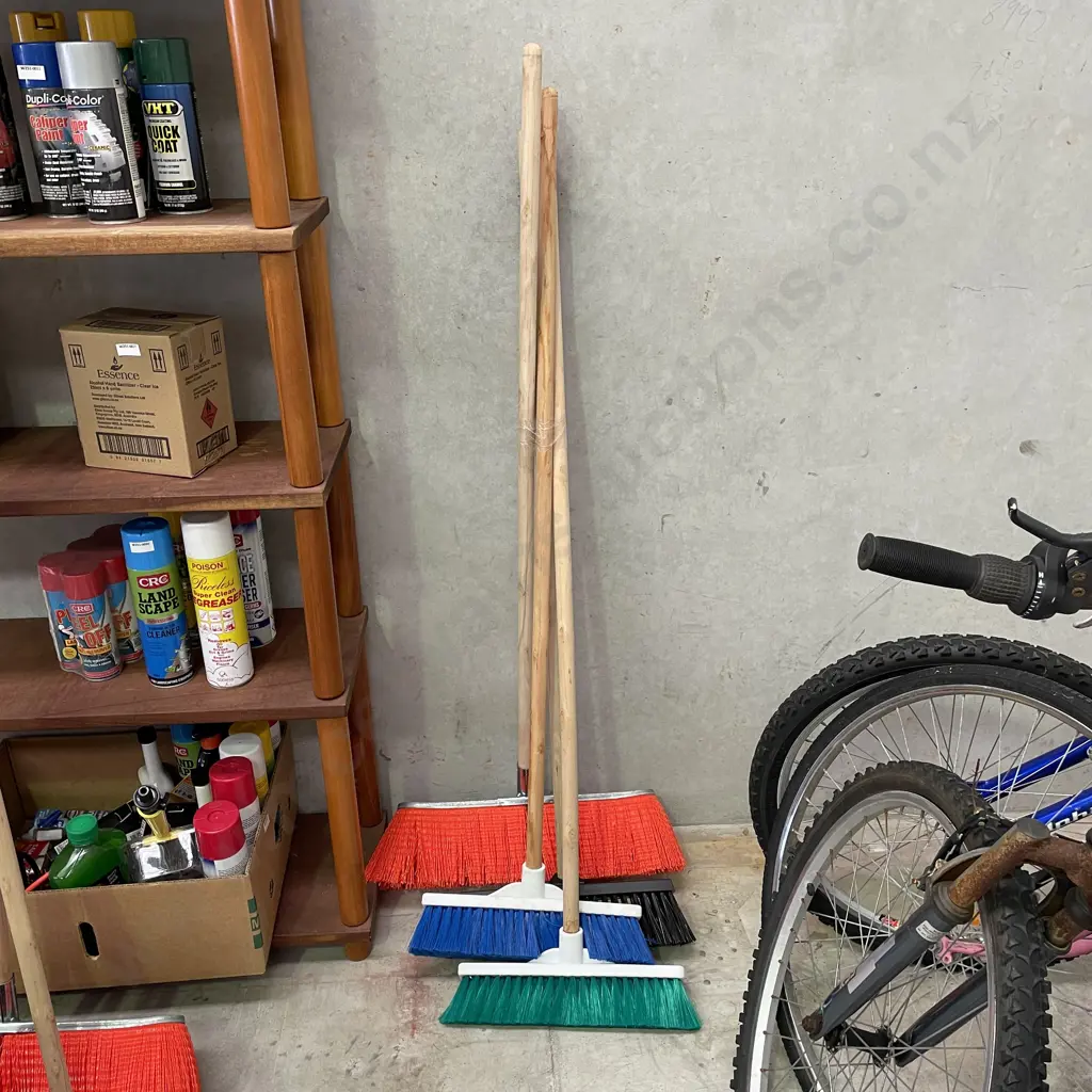 Four Brooms, as new. Incl. Commercial grade Image 1++